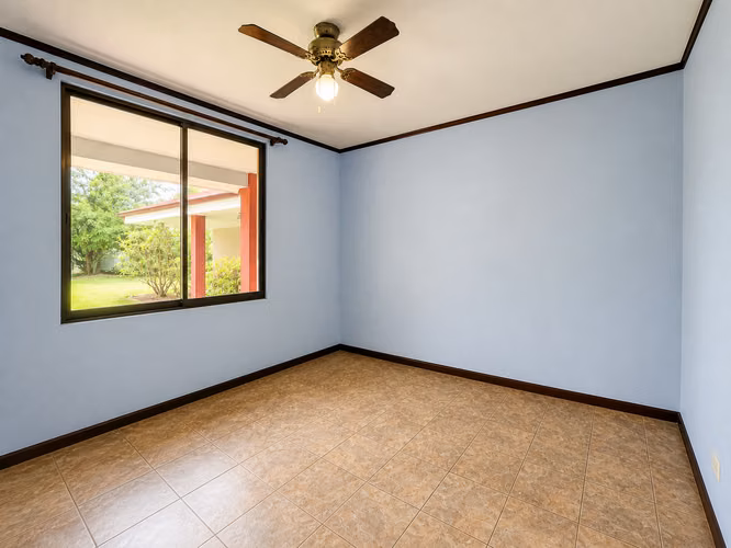 VENTA Casa Independiente de una Planta en Santa Ana | Lote 1,159 m² | Amplio Jardín