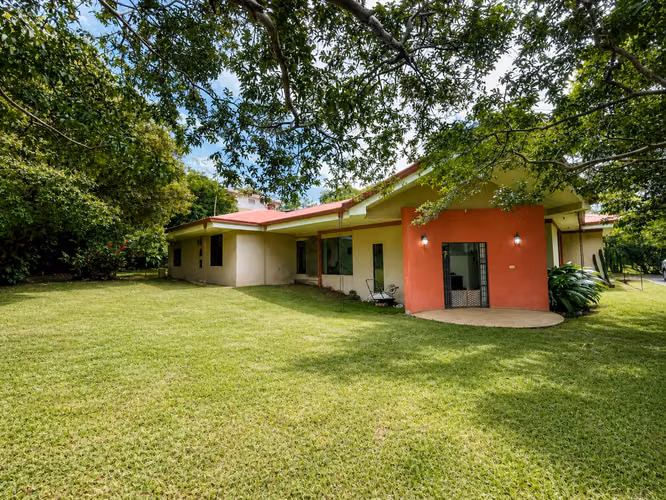 Single-Story Home for Sale in Santa Ana | Large 1,159 m² Lot | Garden & 10 Parking