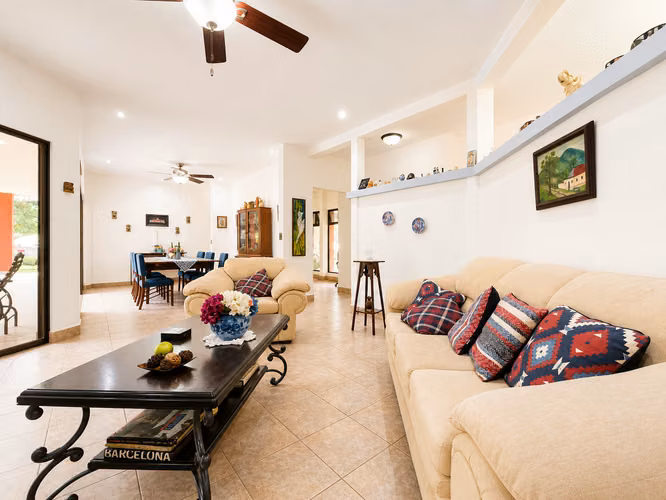 VENTA Casa Independiente de una Planta en Santa Ana | Lote 1,159 m² | Amplio Jardín