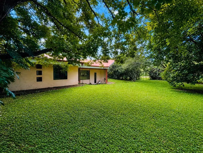 VENTA Casa Independiente de una Planta en Santa Ana | Lote 1,159 m² | Amplio Jardín