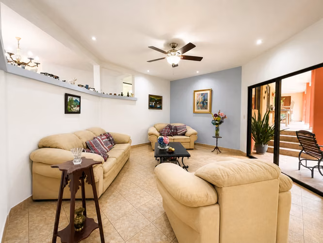 VENTA Casa Independiente de una Planta en Santa Ana | Lote 1,159 m² | Amplio Jardín