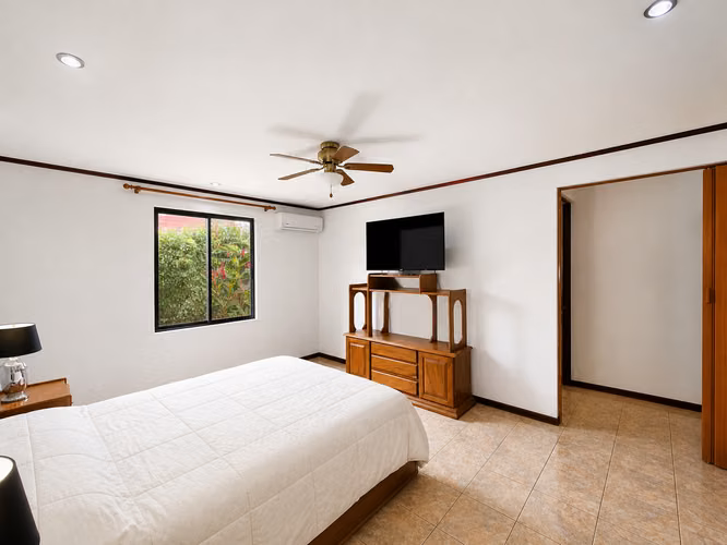VENTA Casa Independiente de una Planta en Santa Ana | Lote 1,159 m² | Amplio Jardín