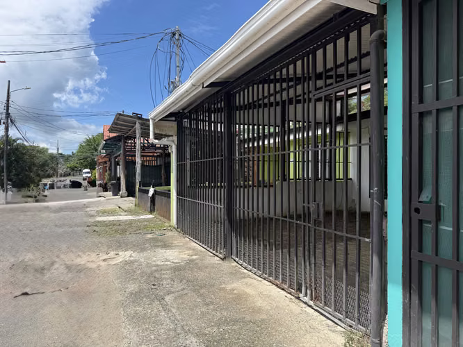 Se vende Casa de 1 nivel en urbanización, Jacó, Puntarenas (MV).