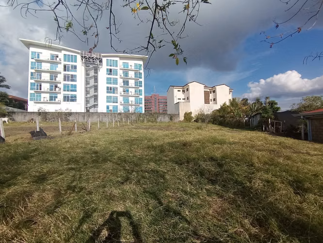 Venta de lote de uso mixto en Guachipelín de Escazú - EU
