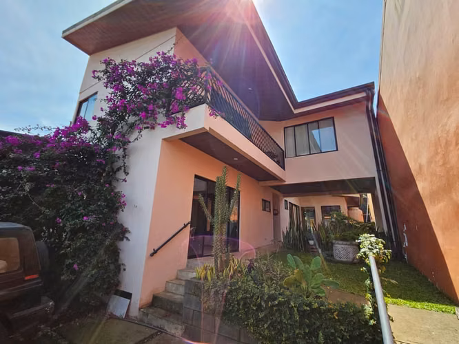 Propiedad con  apartamentos con uso comercial, san Isidro centro