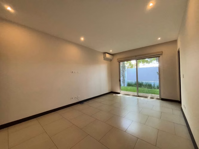 CASA MODERNA DE UNA PLANTA - CONDOMINIO EN LINDORA PLACE - Imagen 9