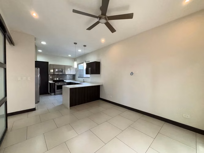CASA MODERNA DE UNA PLANTA - CONDOMINIO EN LINDORA PLACE - Imagen 5