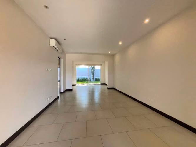 CASA MODERNA DE UNA PLANTA - CONDOMINIO EN LINDORA PLACE - Imagen 20