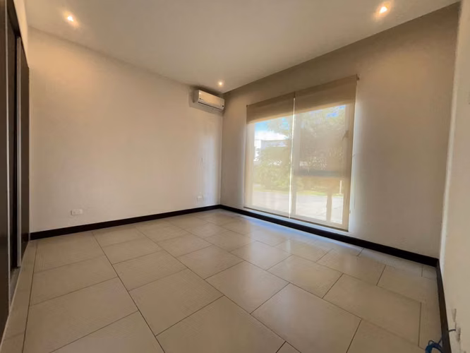 CASA MODERNA DE UNA PLANTA - CONDOMINIO EN LINDORA PLACE - Imagen 11