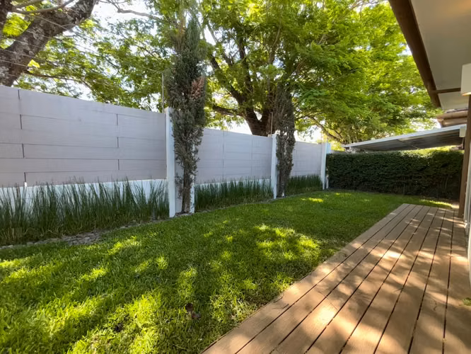 CASA MODERNA DE UNA PLANTA - CONDOMINIO EN LINDORA PLACE - Imagen 3