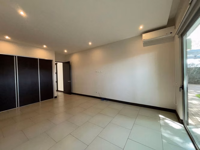 CASA MODERNA DE UNA PLANTA - CONDOMINIO EN LINDORA PLACE - Imagen 8