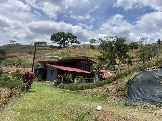 Casa en Venta en Grecia – Lote Amplio, Amplias Zonas Verdes