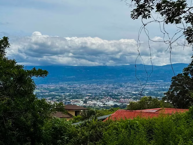 Venta de Lote en Bello Horizonte Escazú uso residencial para segregar - Imagen 6