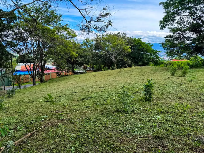 Venta de Lote en Bello Horizonte Escazú uso residencial para segregar - Imagen 5