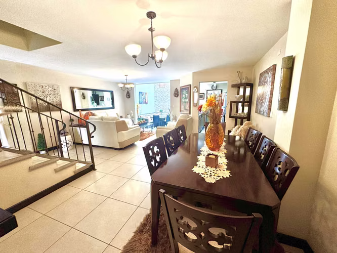 VENTA DE CASA EN CONDOMINIO EN ROHMOSER DE TRES NIVELES SEMIAMUEBLADA