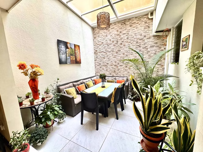 VENTA DE CASA EN CONDOMINIO EN ROHMOSER DE TRES NIVELES SEMIAMUEBLADA