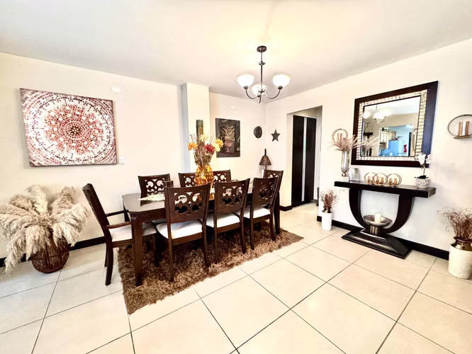 VENTA DE CASA EN CONDOMINIO EN ROHMOSER DE TRES NIVELES SEMIAMUEBLADA