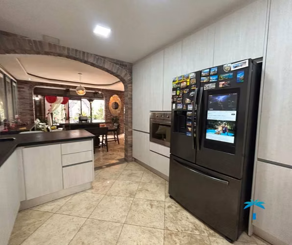 Residencia de Lujo en Guachipelín: Espacio, Elegancia y Exclusividad