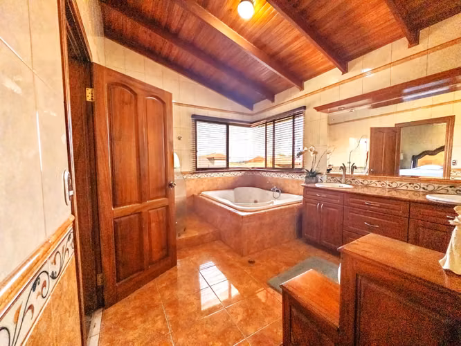 Casa en Venta en Mercedes Norte, Heredia | Piscina | Seguridad | 680K