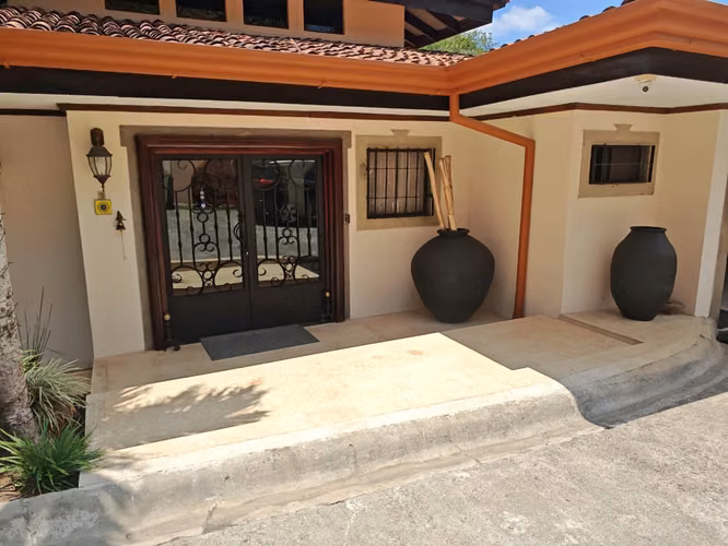SE VENDE HERMOSA CASAS EN GUACHIPELIN DE ESCAZU