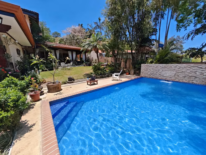 SE VENDE HERMOSA CASAS EN GUACHIPELIN DE ESCAZU