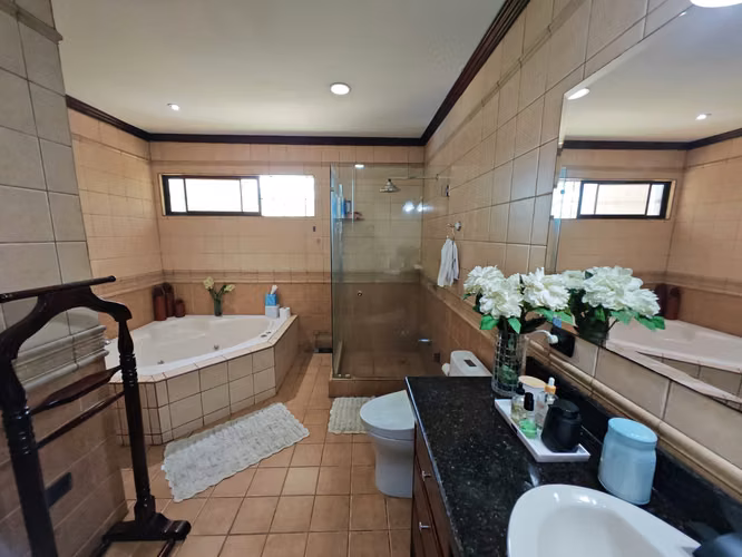 SE VENDE HERMOSA CASAS EN GUACHIPELIN DE ESCAZU