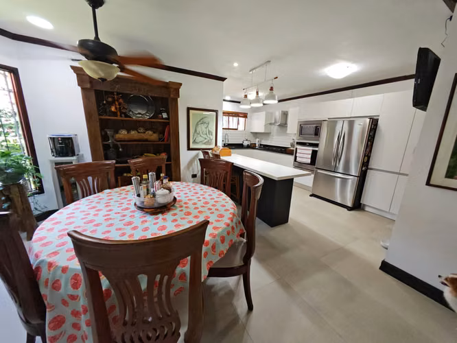 SE VENDE HERMOSA CASAS EN GUACHIPELIN DE ESCAZU