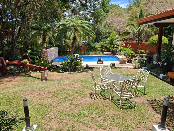 SE VENDE HERMOSA CASAS EN GUACHIPELIN DE ESCAZU