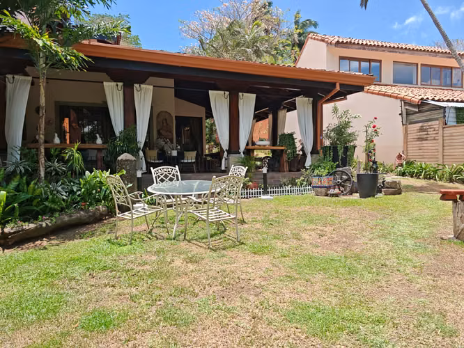 SE VENDE HERMOSA CASAS EN GUACHIPELIN DE ESCAZU