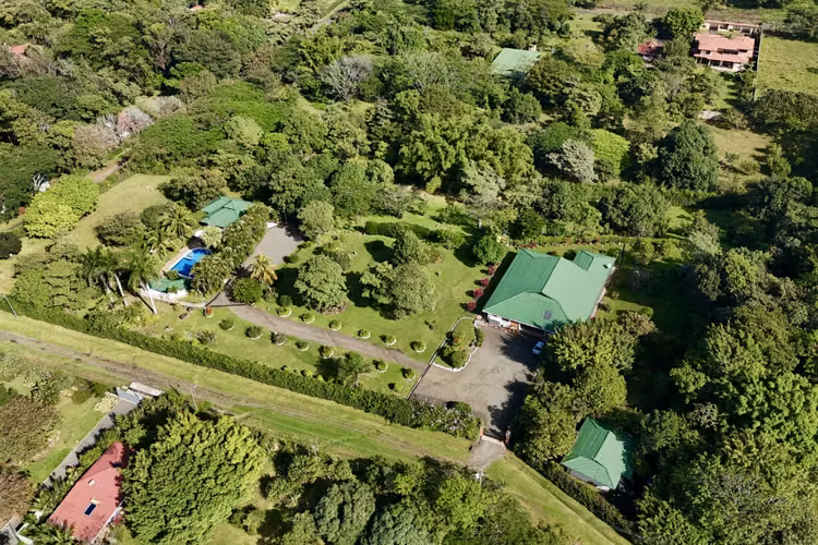 Exclusiva Quinta con Piscina y Amplios Jardines | Ideal para Vivir o Invertir