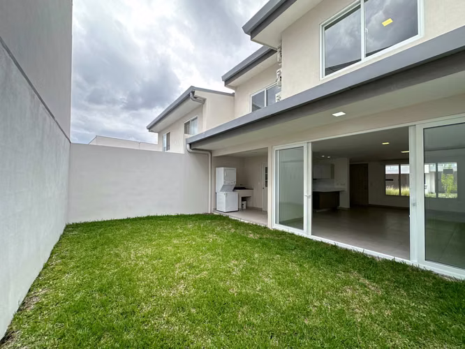Alquiler de casa moderna en condominio ubicado en Escazú. - Imagen 7