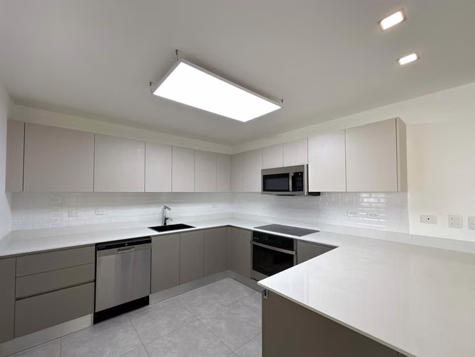 Alquiler de casa moderna en condominio ubicado en Escazú. - Imagen 3