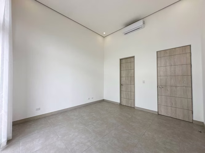 Alquiler de casa moderna en condominio ubicado en Escazú. - Imagen 11