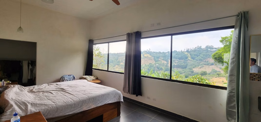 Casa en venta en Naranjo con dos apartamentos, vistas espectaculares