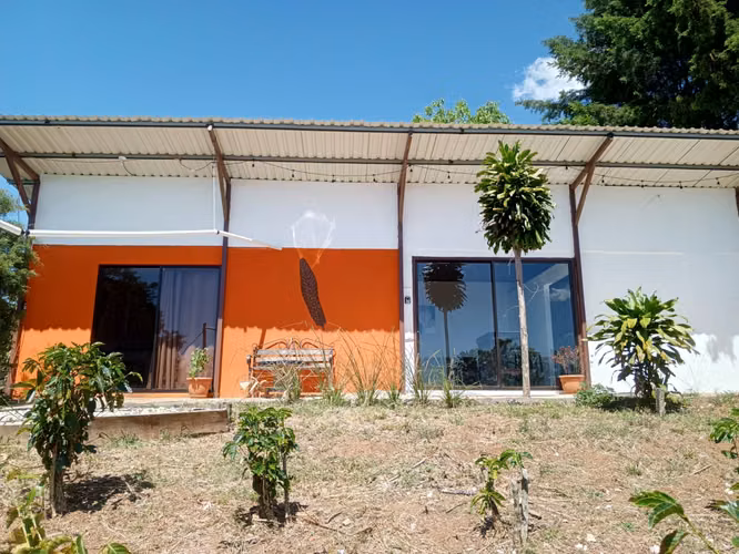 Casa en venta en Naranjo con dos apartamentos, vistas espectaculares