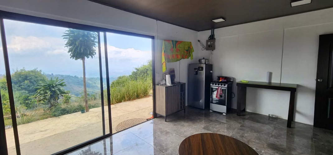 Casa en venta en Naranjo con dos apartamentos, vistas espectaculares