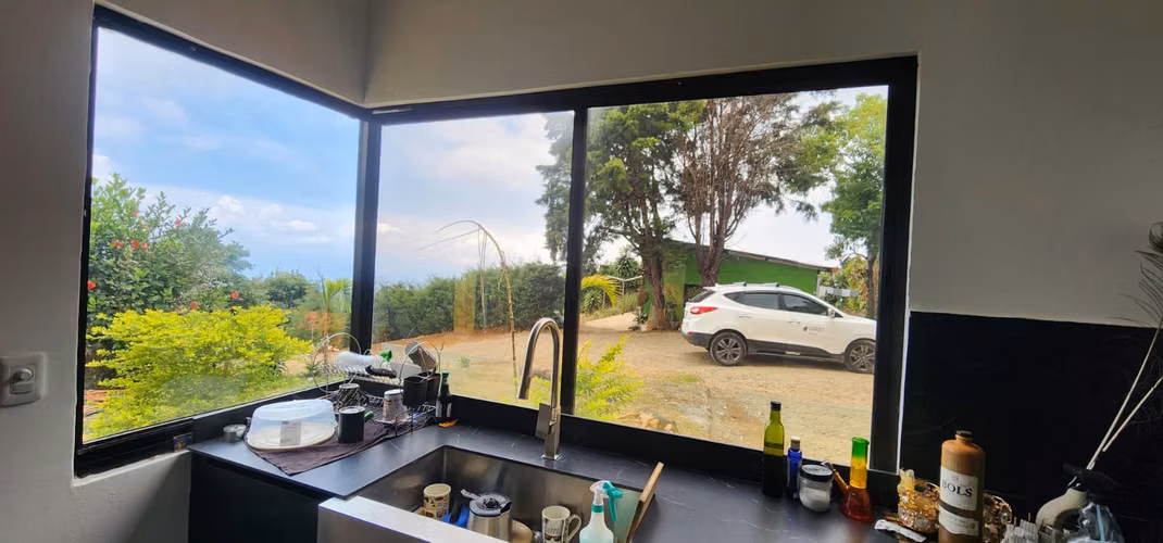 Casa en venta en Naranjo con dos apartamentos, vistas espectaculares