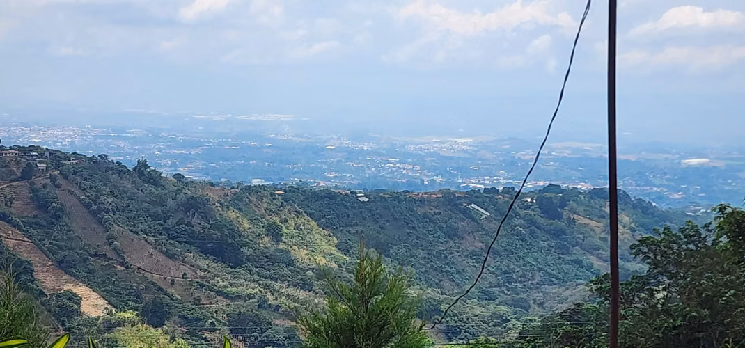 Casa en venta en Naranjo con dos apartamentos, vistas espectaculares