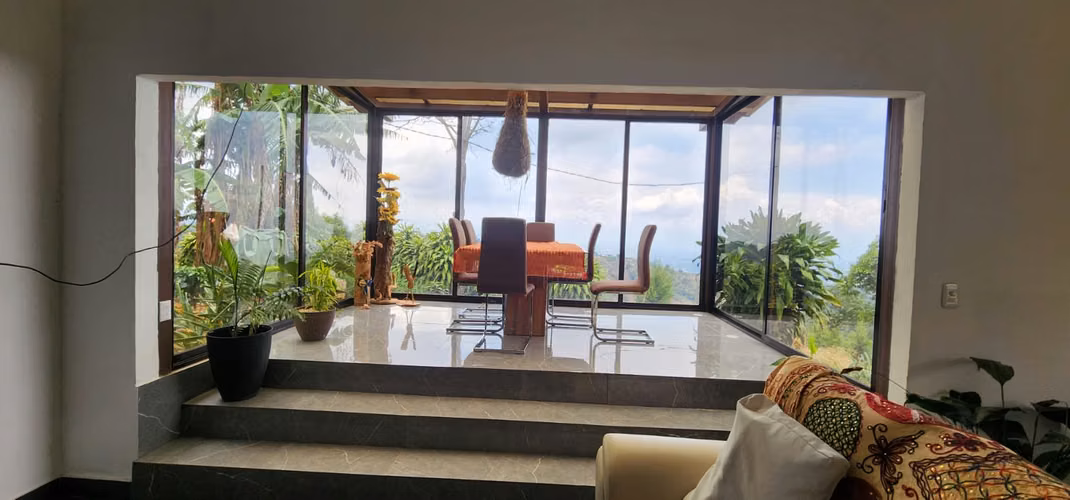 Casa en venta en Naranjo con dos apartamentos, vistas espectaculares