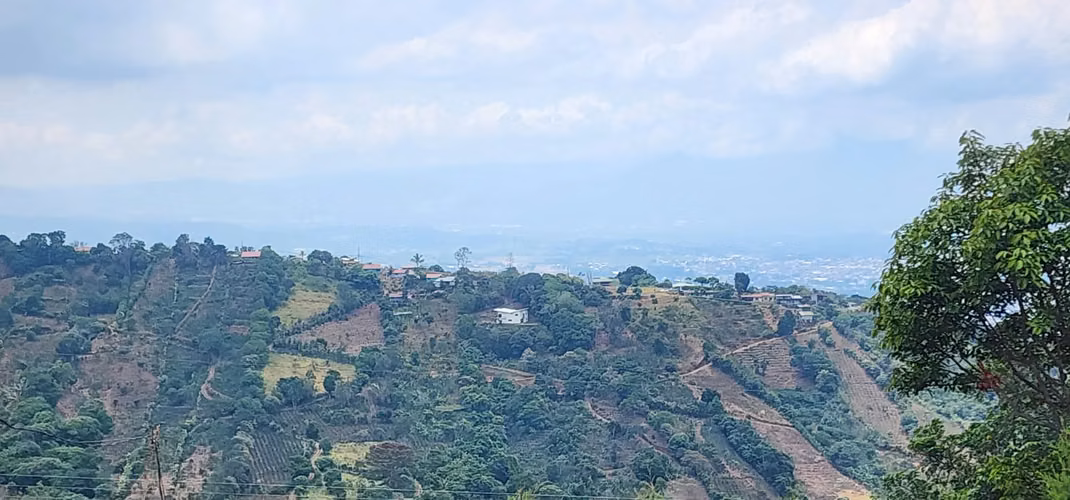 Casa en venta en Naranjo con dos apartamentos, vistas espectaculares