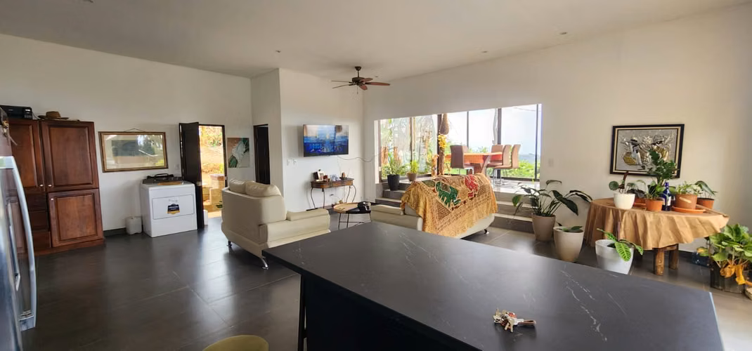 Casa en venta en Naranjo con dos apartamentos, vistas espectaculares