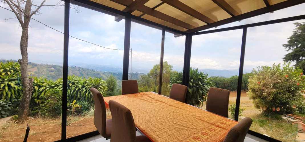 Casa en venta en Naranjo con dos apartamentos, vistas espectaculares