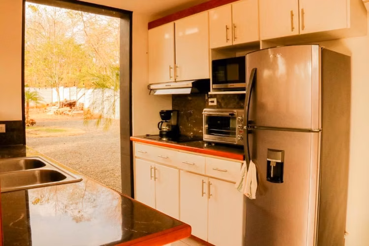 Oportunidad Única: Casa con Piscina a 5Min de Playa Negra - Imagen 6