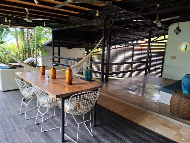 ¡Tu oportunidad en Herradura! Casa para renovar con concepto abierto