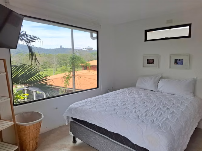 ¡Tu oportunidad en Herradura! Casa para renovar con concepto abierto