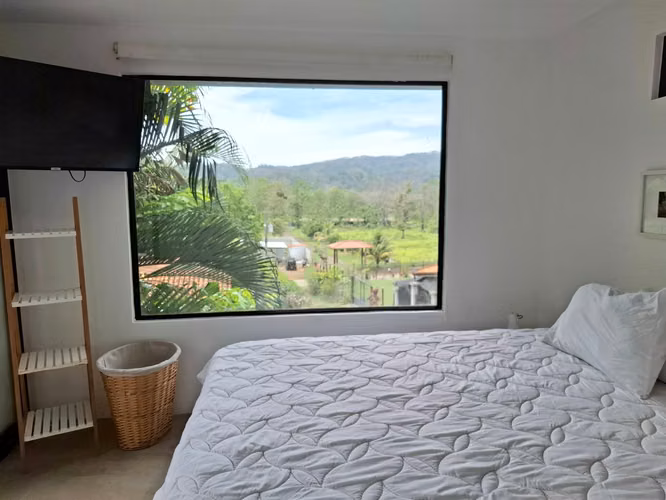 ¡Tu oportunidad en Herradura! Casa para renovar con concepto abierto