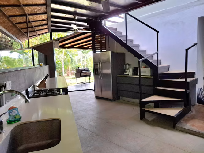 ¡Tu oportunidad en Herradura! Casa para renovar con concepto abierto