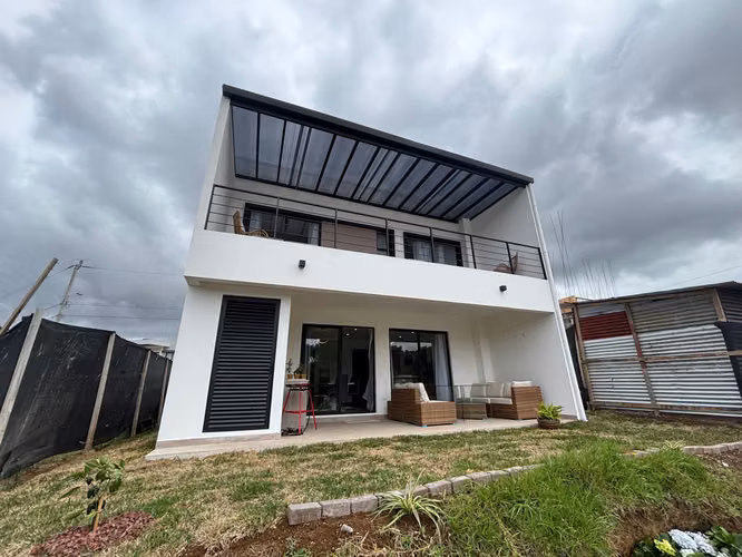 Venta de casa nueva y moderna en condominio en Tres Ríos, 5740