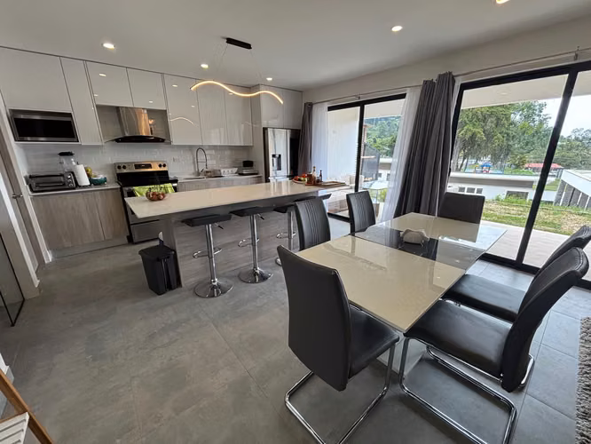 Venta de casa nueva y moderna en condominio en Tres Ríos, 5740