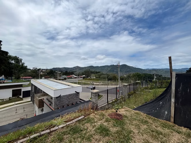 Venta de casa nueva y moderna en condominio en Tres Ríos, 5740